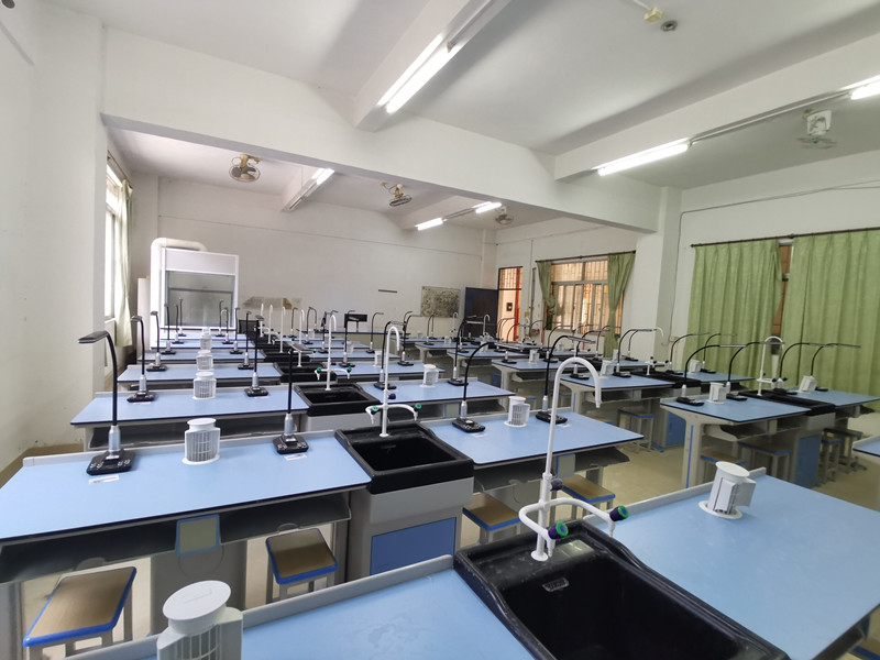 Boluo County Huaqiao Middle School Chemistry Classroom